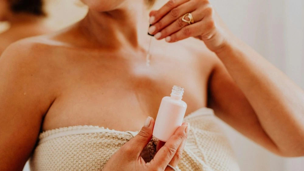 Tanning Accelerators vs Tanning Oils Which One Works Best for You